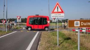 Nederland Appelscha 20160914 Het zelfrijdende busje van Staatsbosbeheer bij Appelscha wordt getest en fijner afgesteld om binnenkort bezoekers van Appelscha naar het bezoekerscentrum van het Drents Friese Woud te brenegen. Fietsers zijn nieuwsgierig. foto Harry Cock/de Volkskrant